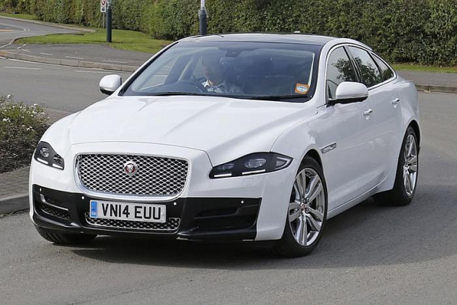 Jaguar XJ 2015: facelift nafocen bez maskování, přinese zřejmě i nové motory Ingenium