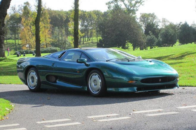 Jezděte jako sultán, díl 3.: k mání je jeho vzácný Jaguar XJ 220