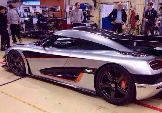 Koenigsegg One:1 na prvních skutečných fotkách i videu, nakonec má 1 340 koní