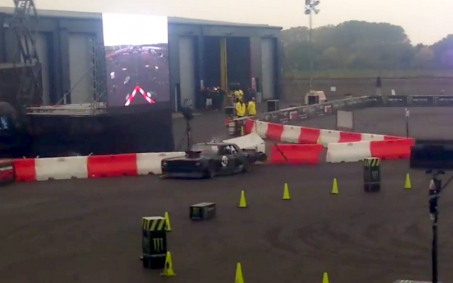 I mistr tesař se někdy utne. Ken Block naboural při driftovací show (videa)