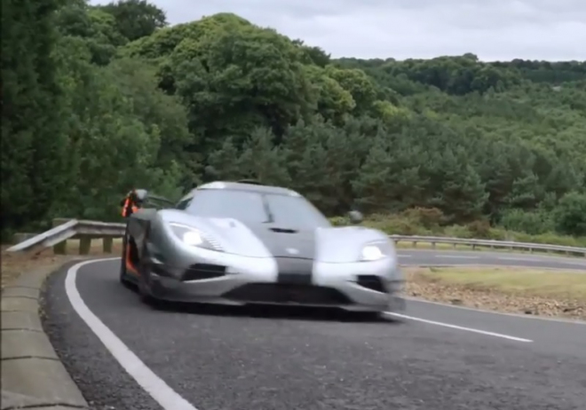 Koenigsegg One:1 se ukázal v akci v Millbrooku, předvedl hlavně zvuk (videa)