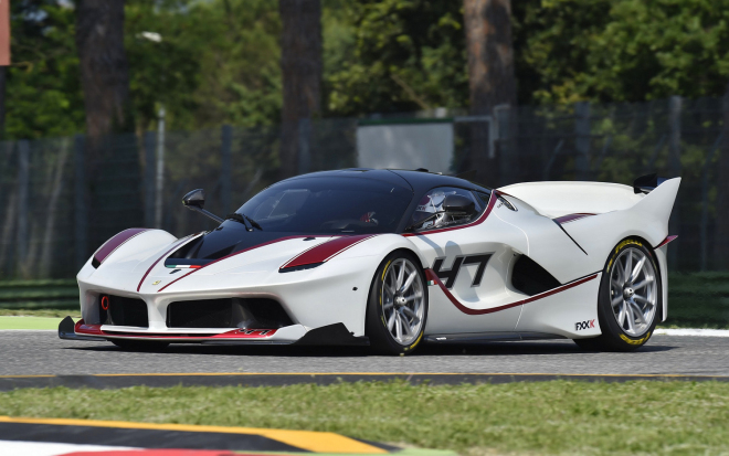 Čtyři Ferrari FXX K řádící na okruhu v Imole je dokonalé zvukové porno (video)