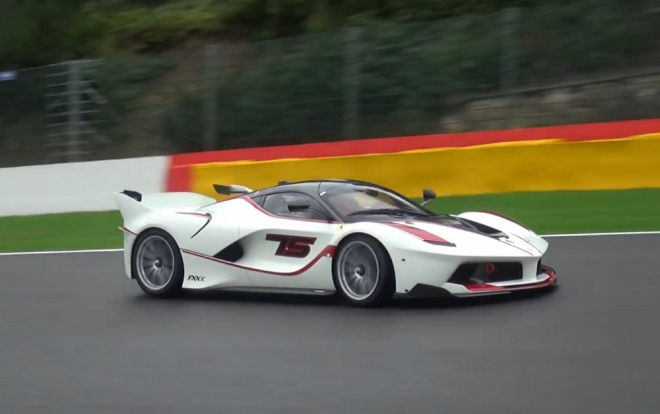 LaFerrari FXX K kroužící po mokrém Spa jsou symfonií automobilové jemnosti