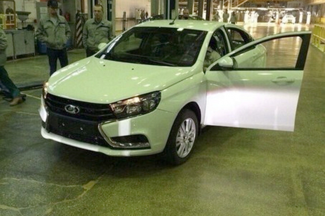 Lada Vesta: sériová verze nafocena, tohle auto má Ladu postavit na nohy