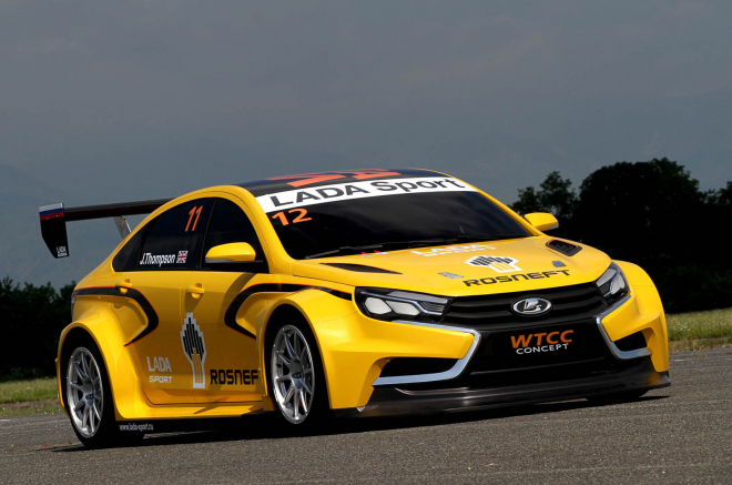 Lada Vesta a X-Ray 2 oficiálně, po boku závodní Vesty WTCC