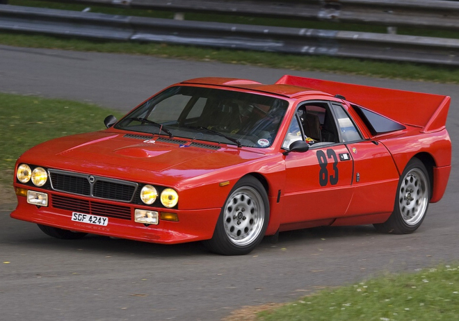 Lancia 037 byla jediná zadokolka skupiny B, která drtila i čtyřkolky