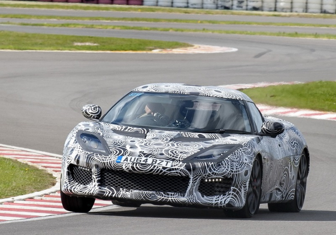 Lotus Evora 400 válí, na okruhu v Hethelu pokořil předchůdce o šest sekund