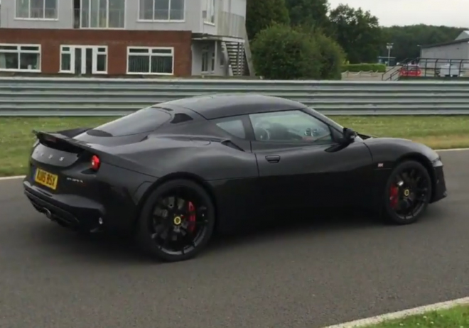 Lotus Evora 400 řádí na okruhu v Hethelu, rozjede se až na 260 km/h (video)