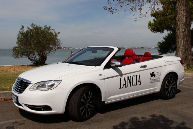 Lancia Flavia Red Carpet Poltrona Frau: s červeným interiérem na červený koberec