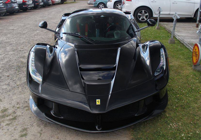 LaFerrari v černé barvě aspiruje na titul nejrychlejšího pohřebáku světa (foto)