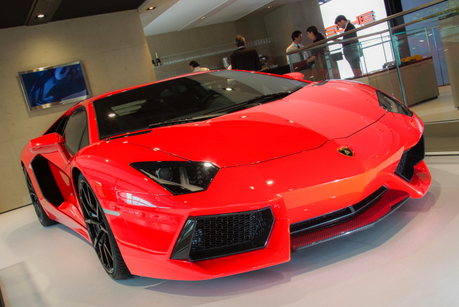 Lamborghini Aventador 2013: kastrovaný šestiválcový býk se start-stopem realitou