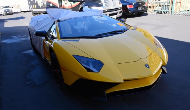 Takhle probíhá dodání Lamborghini Aventador SV, je to jak svlékání krásky (video)