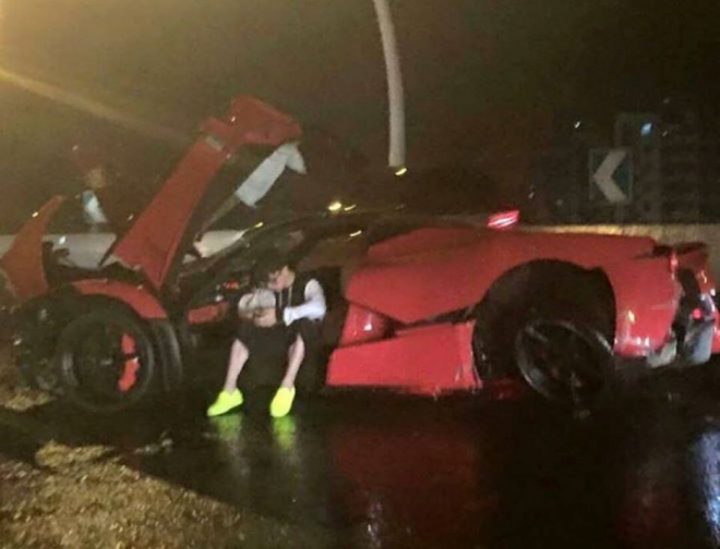 Tohle je zatím nejvážnější nehoda LaFerrari, čínský mladík jej poškodil ze všech stran