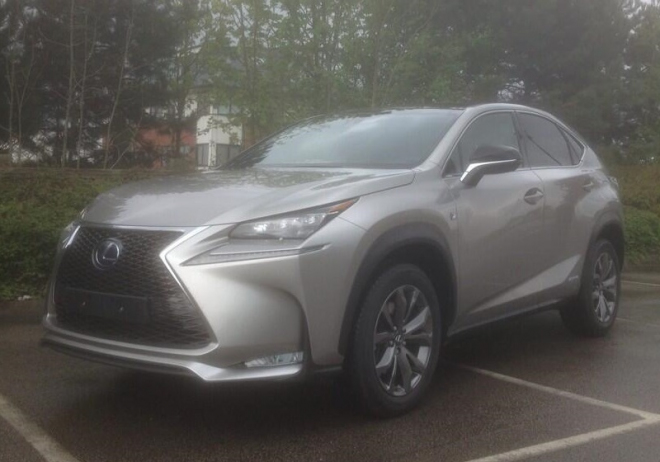 Lexus NX 2015 poprvé nafocen na ulici, produkční verze stála poblíž továrny Toyoty