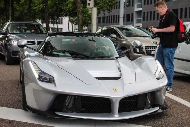 LaFerrari ve stříbrné barvě vypadá... zvláštně (foto)