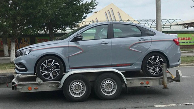 Lada konečně stvořila opravdu pěkné auto. Poprvé ho nafotili v provozu