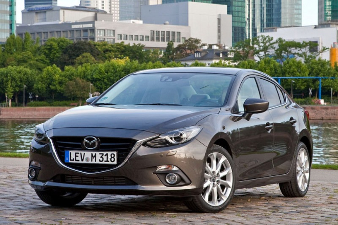 Mazda 3 sedan 2014 plně odhalena, je to šestka s přemístěnou značkou