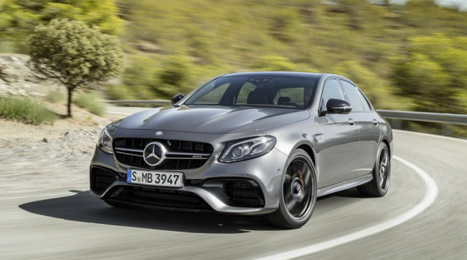 Nový Mercedes-AMG E 63 je venku, s 612 koňmi má dynamiku supersportů