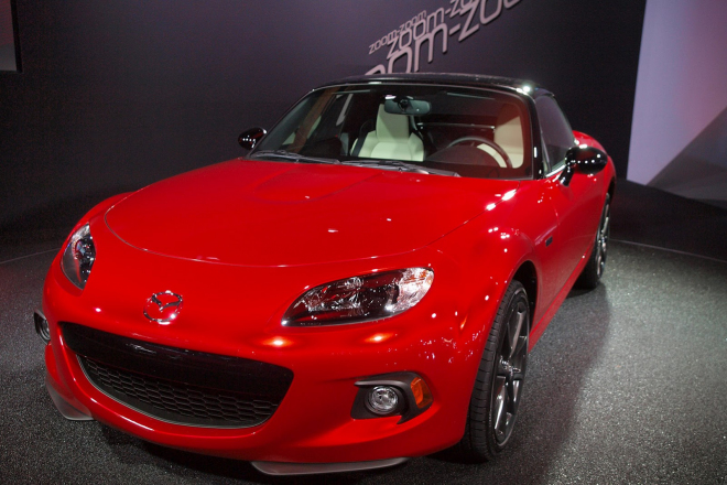 Mazda MX-5 25th Anniversary Edition sází na červenou a nejspíš i vyšší výkon