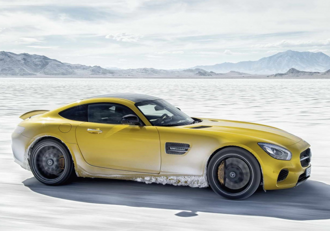 Mercedes-AMG GT na spoustě nových fotek řádí na solných pláních v Bonneville