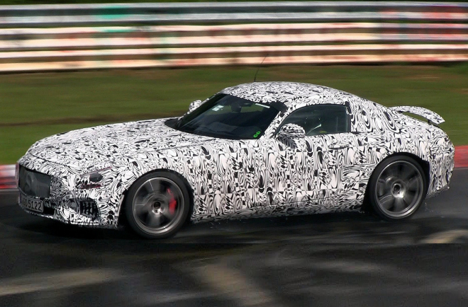 Mercedes-AMG GT znovu trápí Nordschleife, tentokrát na plné pecky (video)