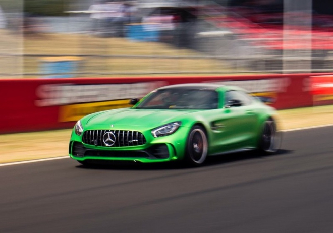 Podívejte se, jak Mercedes-AMG GT R zdolal Bathurst, byl z toho rekord (videa)