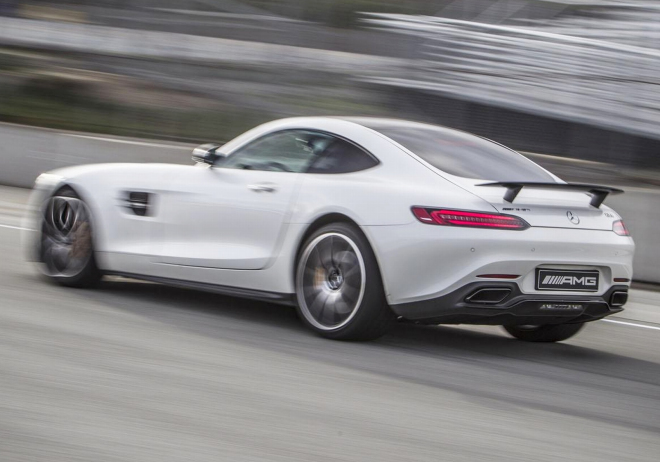 Mercedes-AMG GT proletěl Laguna Seca, s Berndem Schneiderem za volantem (360st. videa)