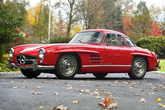 Mercedes 300 SL Gullwing byl první silniční závoďák, sexy vzhled je jen bonus