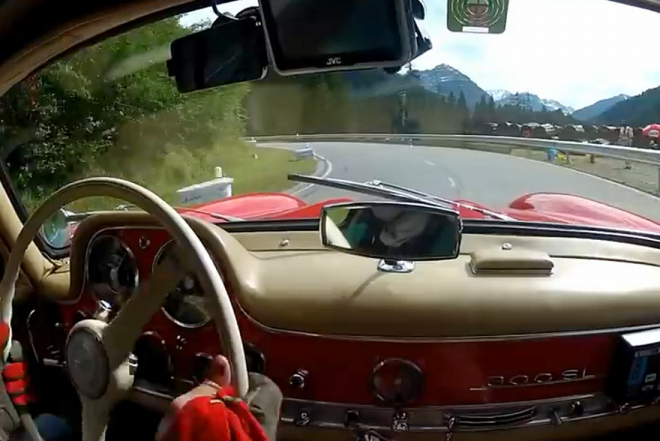 Mercedes 300 SL Gullwing v ostré akci dokazuje, že se neproslavil jen vzhledem (video)