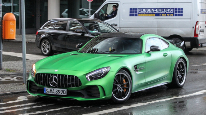 Mercedes AMG GT-R nafocen v městkém provozu, vypadá jak šelma prchlá ze zoo