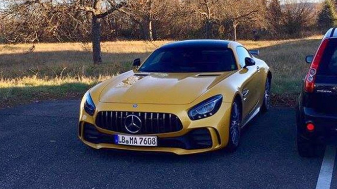 Mercedes-AMG GT R nemusí být zelený. Takto vypadá ve žluté, má i českou cenu