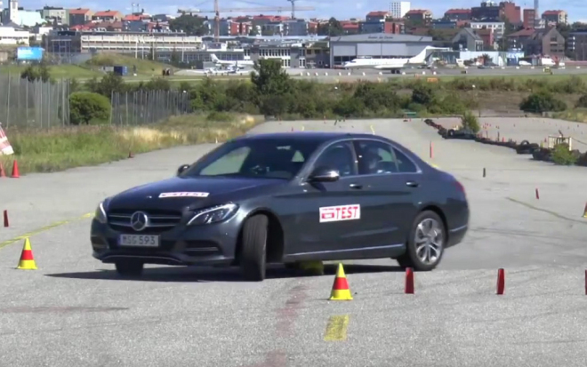 Mercedes C 350e propadl v losím testu, jeho hmotnosti nestačilo ani ESP