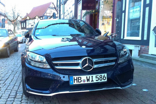 Mercedes C W205: další německá novinka nafocena na ulici, i s doplňky od AMG