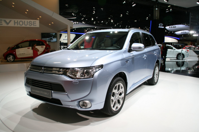 Mitsubishi Outlander PHEV se představí v Ženevě, za 1,9 litru určitě jezdit nebude (+ video)