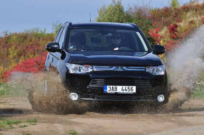 První test Mitsubishi Outlander 2012 DI-D 4x4: Foresteru po krku