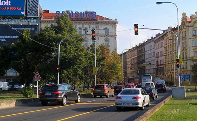 Na magistrále v Praze přibyl zbytný semafor. Proboha proč?