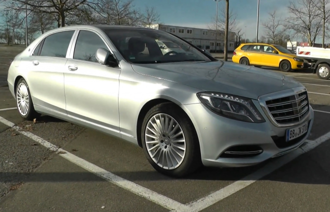 Mercedes-Maybach S natočen na ulici, naživo tak impozantní není (video)