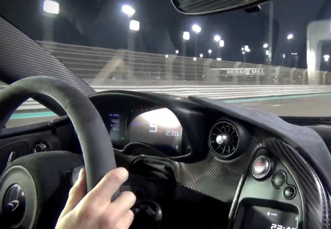 McLaren P1 řádil na okruhu Yas Marina, rozjel se na více než 260 km/h (video)