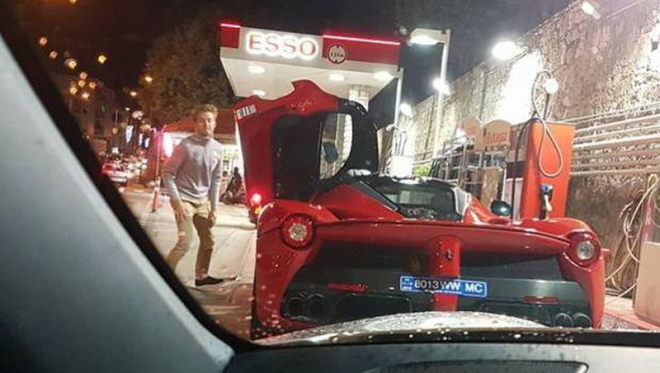 Rosberga nachytali u pumpy s LaFerrari. „Jsem to já,” přiznává, míří snad k Ferrari?