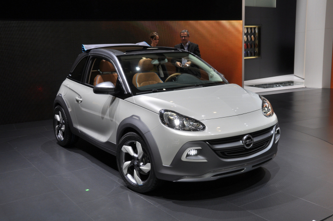 Opel Adam Rocks podrobněji: má plátěnou střechu reagující na nepřízeň počasí