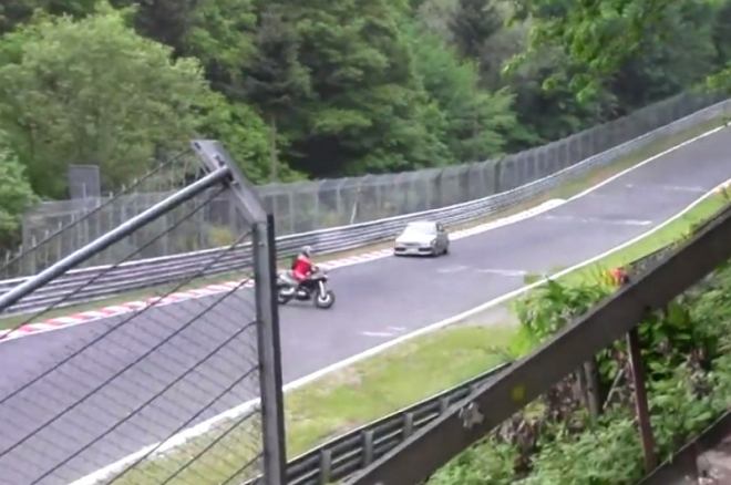 Pokus otočit se na Nordschleife je asi největší řidičský nesmysl, který jste kdy viděli (video)