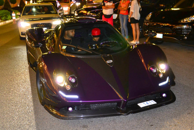 Pagani Zonda 760 LH Lewise Hamiltona s manuálem nafocena, i s pilotem samým