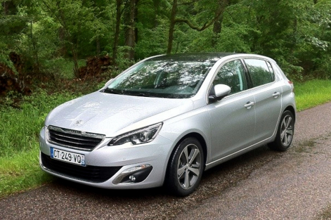 Nový Peugeot 308 poprvé nafocen na ulici, je to vážně francouzský Golf VII (doplněno)