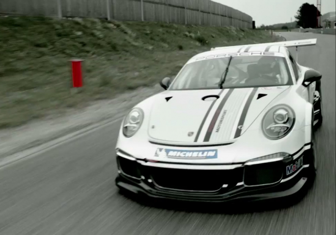 Porsche 911 GT3 Cup 991 na dalším videu ukazuje i to, jak lze pilota vyprostit skrze střechu