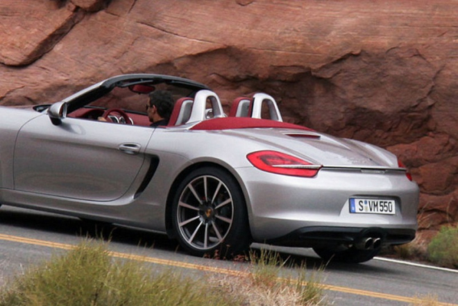 Nové Porsche Boxster 2012 přistiženo bez maskování. Při focení katalogu