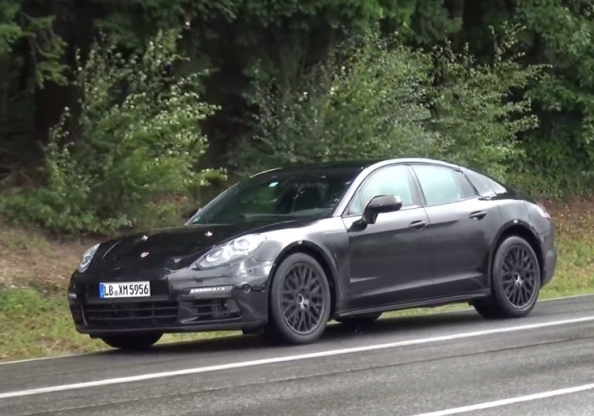 Porsche Panamera 2017 natočeno zblízka, připomíná čtyřdvéřovou 911 (video)