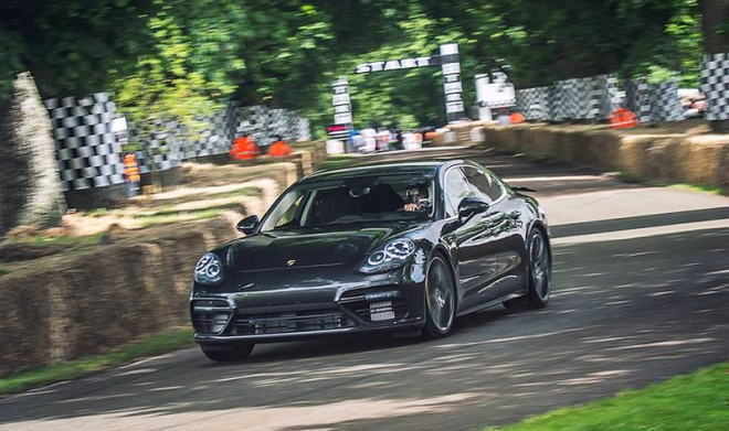 Nové Porsche Panamera Turbo se ukázalo v Goodwoodu, řídil ho doktor Shepherd (+ video)