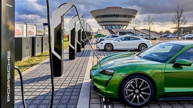 Elektromobily poškozují drahé značky, říká prodejce. Porsche Taycan masivně ztrácí hodnotu i zájem, zákazníci jsou nuceni ho kupovat