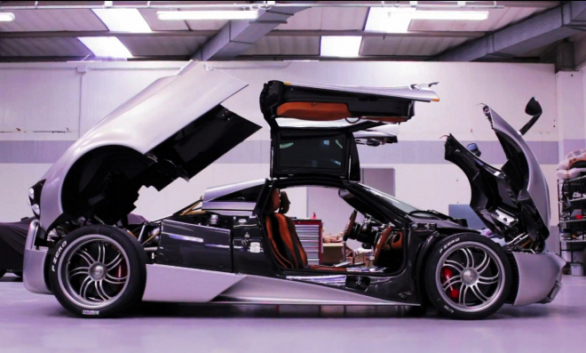 Pagani Huayra: detailní prohlídka přímo v průběhu montáže (video)