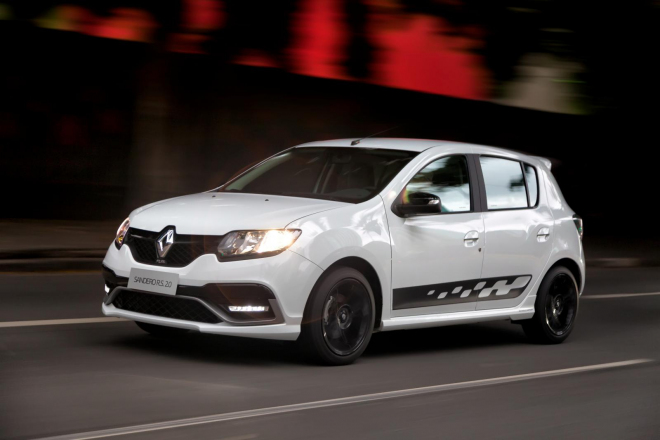 Renault Sandero RS na 69 nových fotkách a videu protahuje svých 150 koní